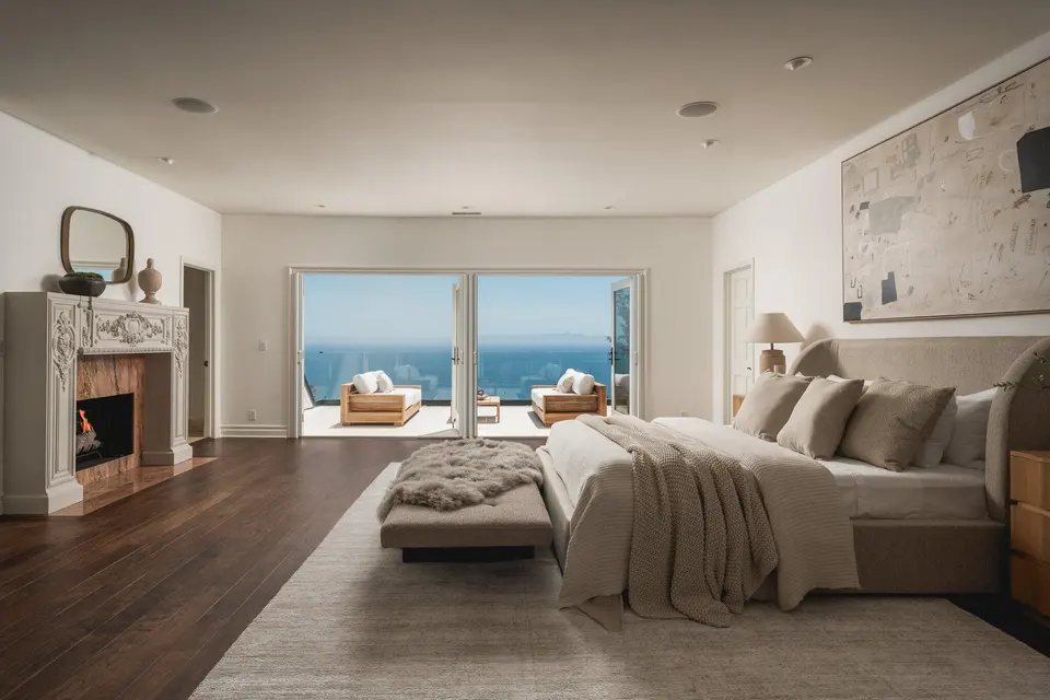 A bedroom overlooking the ocean